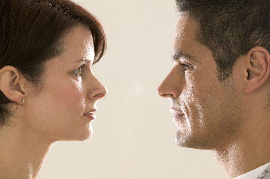 Мужчина и женщина внимательно смотрят друг на друга, думая о своих различиях